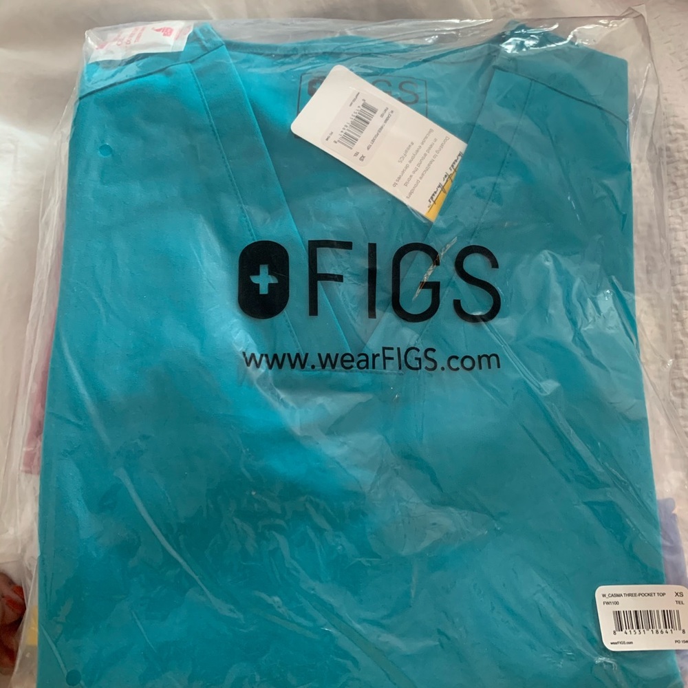 Figs casma scrub top